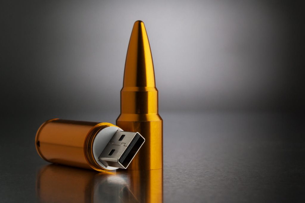 Le nouveau visage de la guerre de l’information : plus besoin d’armes conventionnelles quand une clé USB — ou une vidéo truquée — suffit à atteindre sa cible — Photo BS © Sasha