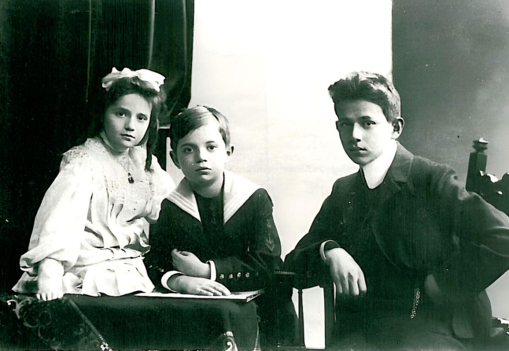 - Ellen Fritz und Kurt Tucholsky 1 Ellen, Fritz et Kurt Tucholsky (14 ans) en 1904 — Photo © Richard von Soldenhoff