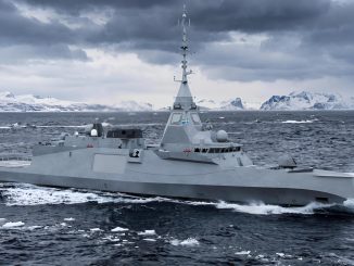 Projection d’une frégate FDI naviguant en environnement arctique — illustration imaginant le futur rayon d’action des unités suédoises de classe Luleå, appelées à opérer bien au-delà de la seule mer Baltique — Illustration IA © Naval Group